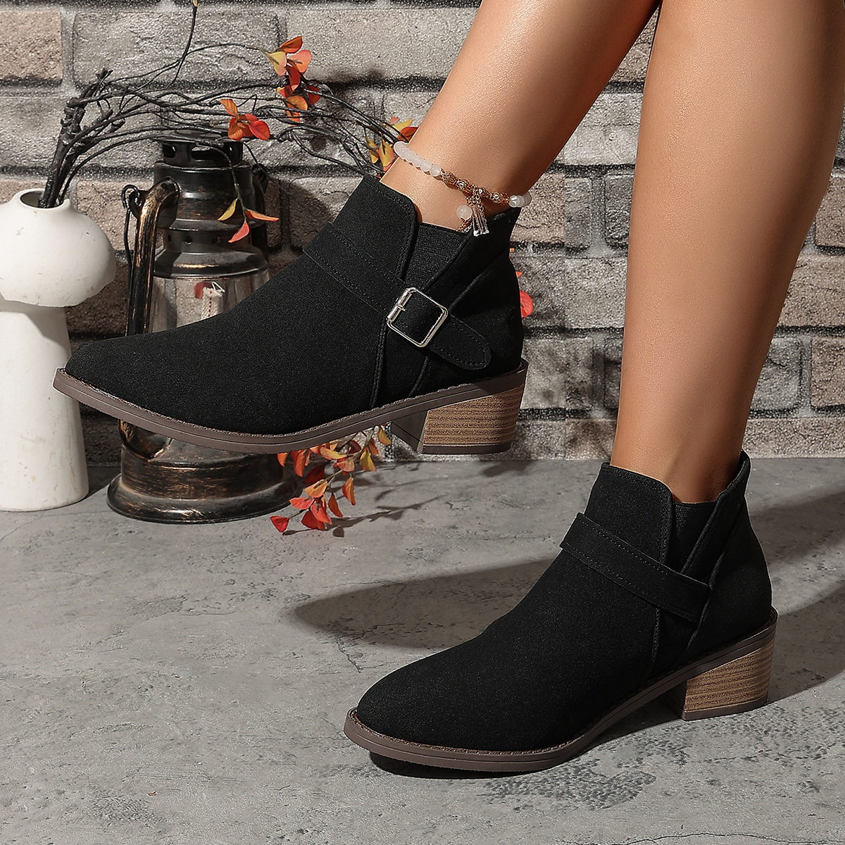 Cross-border women’s short booties with chunky heels, new 2025 fall/winter collection, plus-size leather belt‑buckle Dr. Martens–style fashion boots for women.