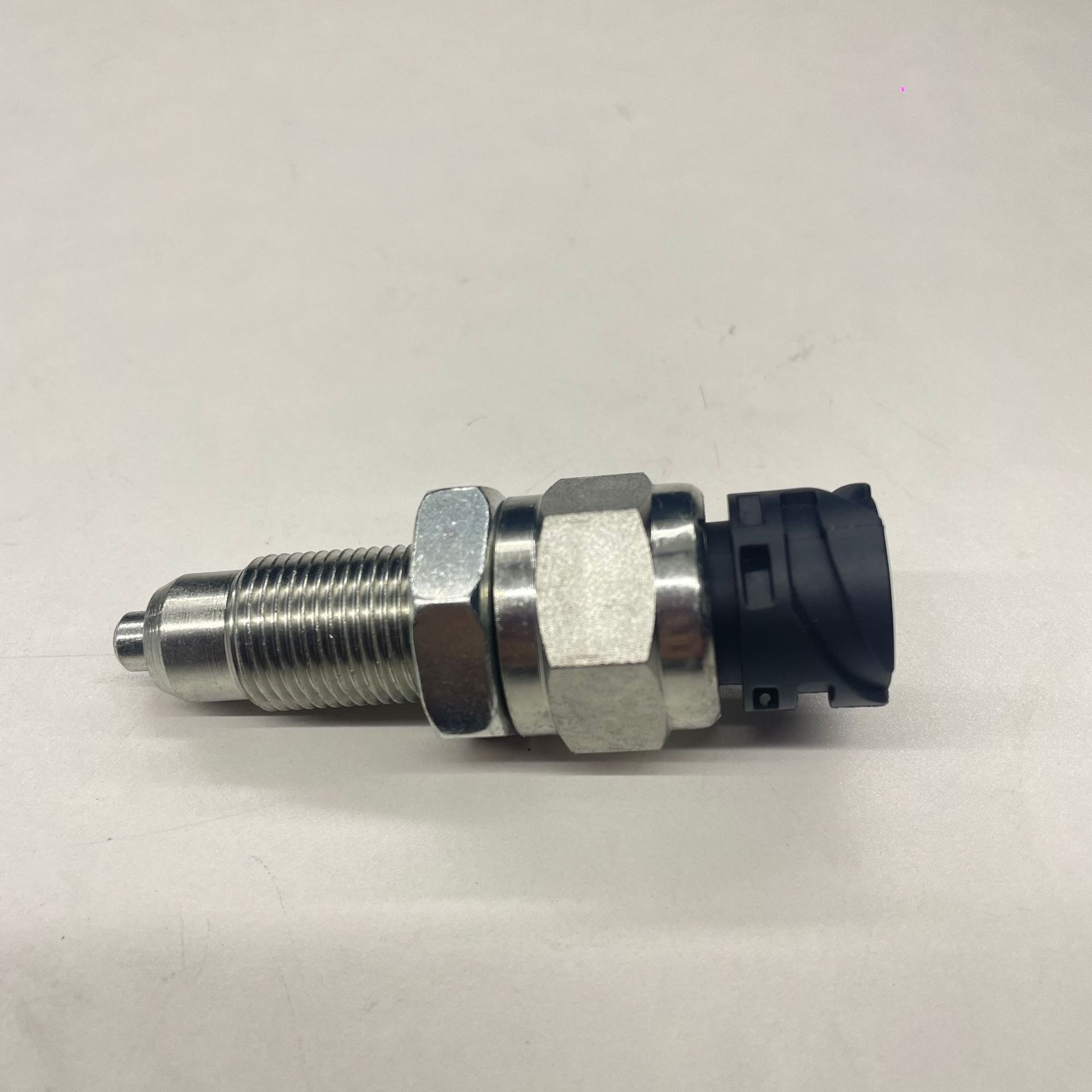 Reversing light switch compatible with Volvo trucks, part numbers 3197873 and 227171.