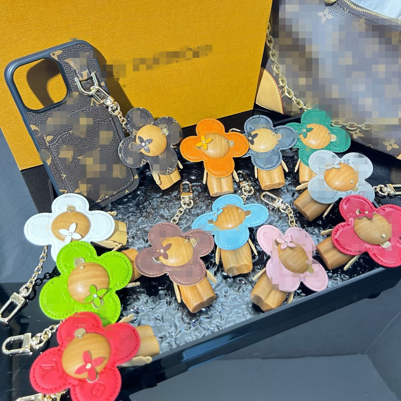 Vivian Vintage Pattern (pendant), car keychain, creative and cute, couple’s bag charm, phone case holder, portable design
