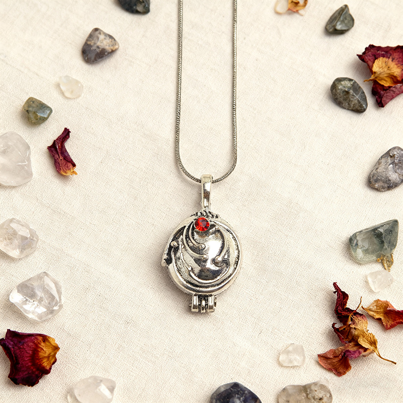 European and American Movie‑Inspired Vampire Diaries Verbena Necklace, Couple’s Clavicle Chain, Sweater Chain, Red Crystal Retro Pendant